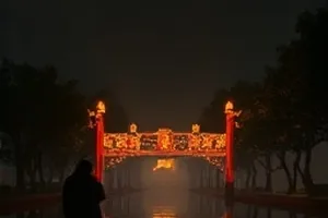 追光者档案剧集封面，架在三脚架上的纪录片摄影机